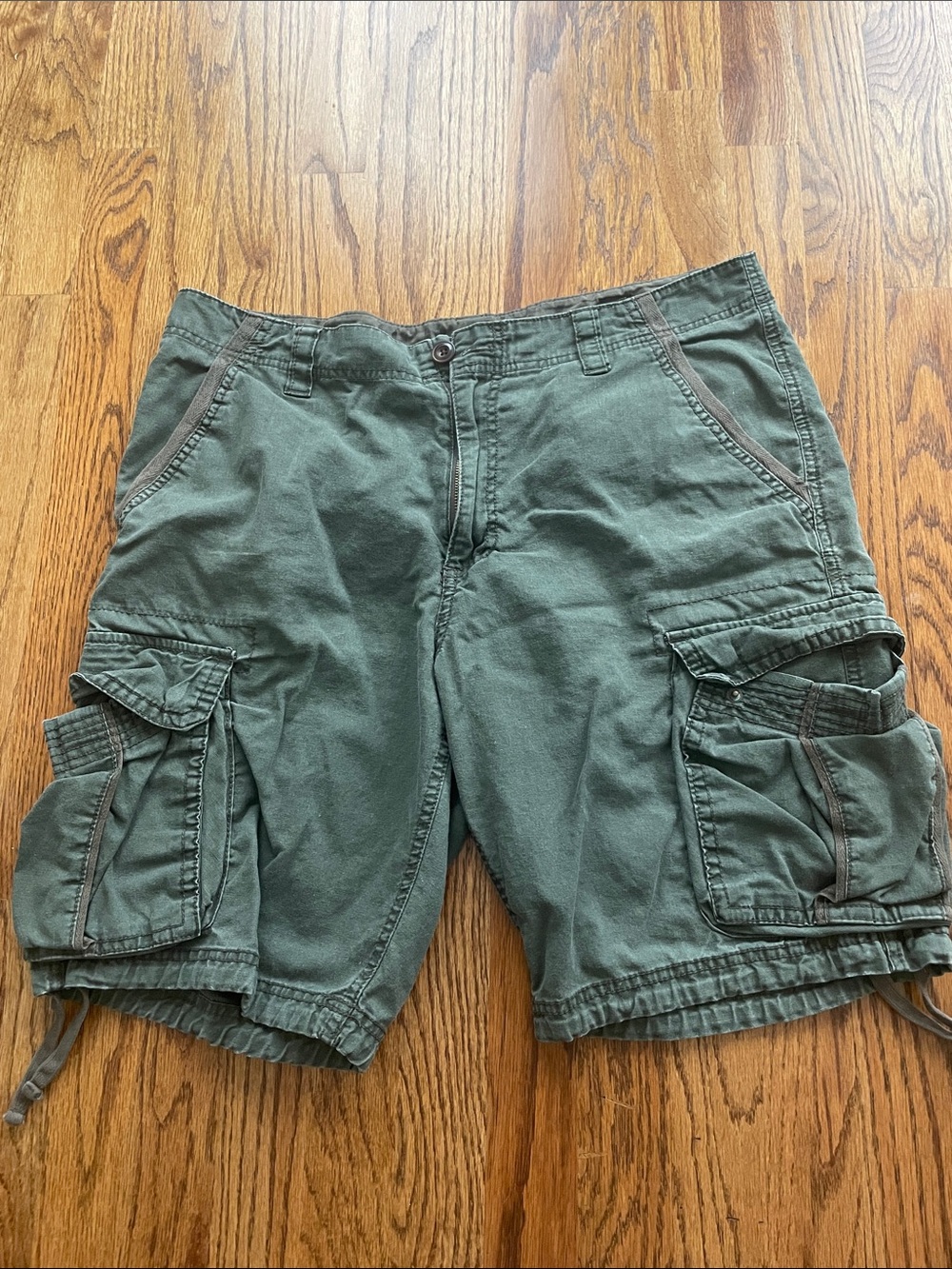 Old Navy Men’s Olive Cargo Shorts - Casual Utility Style large